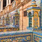 Bunte Kachelarbeiten mit künstlerischen Verzierungen und Mustern an aufwendig gestalteten Bauwerken in warmen Farbtönen.