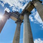 Ich kann keine Texte oder Hinweise auf diesem Bild erkennen. Es zeigt alte, hohe steinerne Säulen gegen den blauen Himmel.