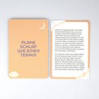 Links steht "Plane Schlaf wie einen Termin" auf orangefarbenem Hintergrund mit Mond und Sternen. Rechts eine detaillierte Erklärung zur Bedeutung von Schlafvorbereitung.