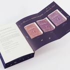 "TRIGGERWARNUNG" und eine Broschüre mit pastellfarbenen Buchcovern der Serien "LONGING", "FALLING", "WAITING".