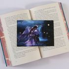 Text: "Schon in Ordnung, sagte Ren freundlich.", Illustration eines Paares mit Flügeln vor einem Wasserfall auf offenem Buch.