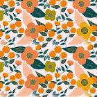 Blumenmuster mit großen Blüten und Blättern in Orange, Gelb und Grün, auf hellem Hintergrund.