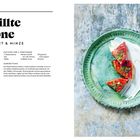 Titel: Gegrillte Melone mit Joghurt & Minze. Rezept und Zutaten. Links Text, rechts Foto: Melonenstücke auf Joghurt auf grünem Teller.