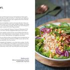 Rezept für Thai-Larb-Bowl mit Zutatenliste und Zubereitung. Bild einer bunten Bowl mit Reis, Hackfleisch, grünen Bohnen.