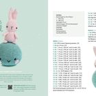 Texte: "Der Hase im Mond", Materialliste und Häkelanleitung. Illustration eines pinken Häschens auf einem blauen Mond.