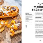 "Maurerfrühstück" oben rechts. Links: Baguettebrötchen mit Hackfleisch, Käse und Zwiebeln, garniert mit orangener Soße.