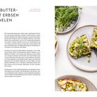 AVOCADOBUTTER-TOAST MIT ERBSEN UND GARNELEN. Rezept und Zutatenliste links, rechts Teller mit reich belegtem Toast.
