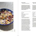 Texte: "Dattel-Halwa: Dattelmus mit Kardamom", "Gajar ka Halwa: Süßes Karotten-Halwa". Linke Seite zeigt dekorierte Schale mit Halwa.