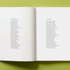 Text: "FRÜHLINGSANFANG". Illustration eines Kindes in gelbem Kleid mit bunten Farbtupfern im Hintergrund.