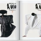 Text oben: "Issey Miyake A UN". Links ein schwarzes, rechts ein weißes Outfit, beide futuristisch und skulptural.