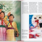 Zwei Kinder in farbenfrohen Gewändern salutieren. Schäfer im Hintergrund. Rechts ein elegant gekleidetes Paar vor himmlischem Hintergrund.