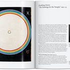 "Doubling Down: 'The Paintings for the Temple,' 1912–15." Links farbige Kreise auf dunklem Hintergrund, rechts Text und Porträt.