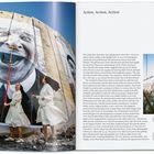 Links ein riesiges Portrait eines lachenden Mannes. Drei Nonnen halten Besen davor. Rechts Text über ein Kunstprojekt.