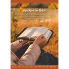 "Wachsen im Gebet" und ein Zitat über das Beten von Psalmen ist zentral. Jemand hält ein Buch in einer herbstlichen Landschaft.