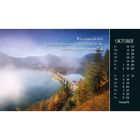 „Was immer du tust: Vom Anfang bis zum Ende sei Gott bei dir, heute und an jedem neuen Tag.“ Nach Psalm 121,8. Oktoberkalender mit Brücke über nebligem See vor Bergen.