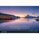 „Über dir leuchtet das Licht des Herrn auf... Jesaja 60,2“ darunter „DEZEMBER“. Malerische Winterlandschaft am Wasser.