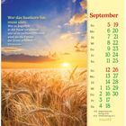 Textzitat von Phil Bosmans über Saat und Ernte. Septemberkalender rechts, mit hervorgehobenen Sonntagen in Rot. Goldene Weizenfelder im Sonnenuntergang links.