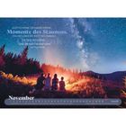 „Gott schenke dir immer wieder Momente des Staunens.“ Menschen sitzen um ein Lagerfeuer unter einem Sternenhimmel. November-Kalender.