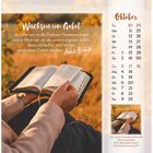 "Wachsen im Gebet" Zitat über Psalmen. Rechts: Oktober-Kalender mit wichtigen Daten. Bild: Person hält eine Bibel im Freien.