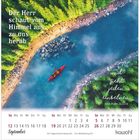 "Ich will dich zur Ruhe leiten. nach 2. Mose 33,14." Ein Mann in einer Hängematte liest ein Buch vor einem Wald im Herbst.