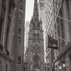 Kalendarium für September mit roten Sonntagen. Schwarz-weißes Foto einer gotischen Kirche umgeben von Hochhäusern.