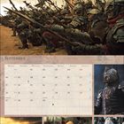 Kalender für September mit Bildern aus einer Schlacht. Krieger in Rüstungen, marschierende Armeen, Helme und Waffen.