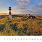 September, Kalender mit einem Leuchtturm in Dünenlandschaft, daneben ein reetgedecktes Haus, im Hinter­grund Meer und Himmel.