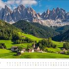 "September" steht unten links. Kalender mit Landschaft: grüne Wiesen, Kirchengebäude, Tannenwald und Bergkette im Hintergrund.
