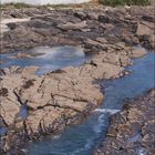 Kalender unten, September 09. Oben ein Leuchtturm an felsiger Küste, umgeben von Wasser und blauen Wolken am Himmel.