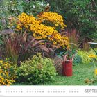 Text: "SEPTEMBER, 2023: Herbstanfang". Ein blühender Garten mit gelben Blumen und einer roten Gießkanne.