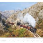 "SEPTEMBER" steht unten links, Tage des Monats darunter. Dampflok fährt durch felsige Schlucht, Rauch steigt auf.