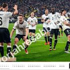 "Vorrabressabbildung" steht diagonal groß über einer feiernden Fußballmannschaft in weiß-schwarzen Trikots auf einem Spielfeld.