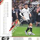 Kalender mit Jamal Musiala, der einen Ball führt. Großes "Vorjahresabbildung". Text beschreibt seine Dribbelkünste.