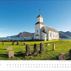 Text: "september". Ein weißes Gebäude mit Turm steht in einer grünen Landschaft. Berge und ein See im Hintergrund.