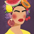 "September" steht in bunten Buchstaben, darunter ein Kalender mit Septemberdaten. Illustration: Frau mit Früchtehaube.