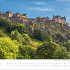 "September" im Kalender; Edinburgh Castle thront majestätisch über grünen Bäumen, blauem Himmel und vereinzelten Wolken.