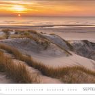 Im unteren Bereich steht "SEPTEMBER". Darüber eine Strandlandschaft mit Dünen im Vordergrund und einem Sonnenuntergang im Hintergrund.