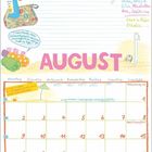 August-Kalender mit Strandmotiven; oben sommerliche Illustrationen und Zitate. Feiertage: Maria Himmelfahrt am 15.