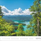 SEPTEMBER. Kalender mit Wald und türkisfarbenem See, umgeben von Bergen unter einem blauen Himmel mit Wolken.