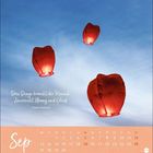 „Drei Dinge braucht der Mensch: Zuversicht. Übung und Glück.“ – Charles Bukowski. Drei schwebende rote Laternen am Himmel.