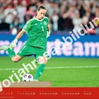 Großer Text: "Vorausabbildung". Unten ein Fußballkalender mit einer Torhüterin in grünem Trikot, die einen Ball wegschießt.