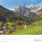 September-Motiv: Alpenlandschaft mit Dorf, Kirche und Bergen. Kalenderdaten darunter.