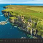 Text: "September". Küstenlandschaft mit grünen Klippen und Ruinen am blauen Meer. Ein Leuchtturm in der Ferne.