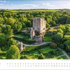 Septemberkalender mit Naturbild: Eine alte Burg ist von üppigem Grün und weitläufiger Landschaft umgeben.