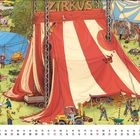 Der Schriftzug "Zirkus" prangt über einem rot-weißen Zelt. Menschen und Tiere bevölkern die bunte, geschäftige Zirkusszene.