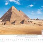 "SEPTEMBER. Die Pyramiden von Gizeh, einziges erhaltenes Weltwunder der Antike, befinden sich in Ägypten." 

Drei große Pyramiden in einer Wüstenlandschaft unter blauem Himmel, rechts ein kleines Bild eines Kindes mit grünem Schal.