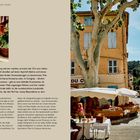 Zwei Textblöcke über das Dorfleben in Cotignac und die Kunstszene. Rechts ein Marktplatz mit einem Baum und gelben Gebäuden.