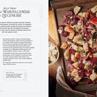 "Plot Twist" Geröstetes Wurzelgemüse mit Ziegenkäse für 4 Personen. Links Rezepttext, rechts bunte Gemüseplatte mit Holzlöffel.