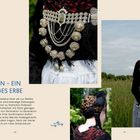 "TRACHTEN – EIN LEBENDIGES ERBE" steht links. Drei Frauen in traditionellen Trachten und kunstvollen Kopfbedeckungen.