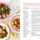 Grünkohl mit Kassler, Wurst und Kartoffeln. Rezept und Anleitung für 4 Portionen. Serviert auf rotem und weißem Geschirr.